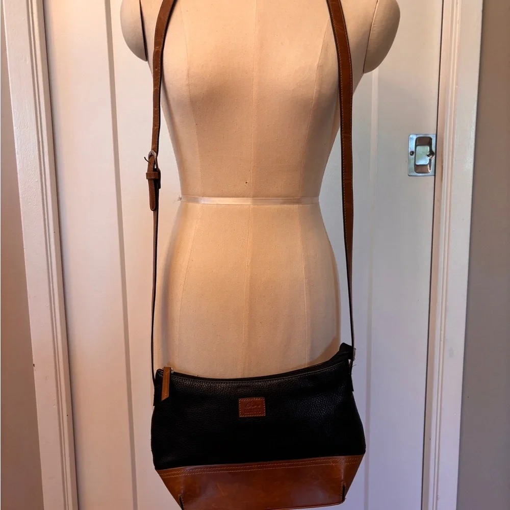 ROOTS 73, in Stylish Black and Brown Leather Crossbody Bag, Adjustable Strap - Picture 3 of 7